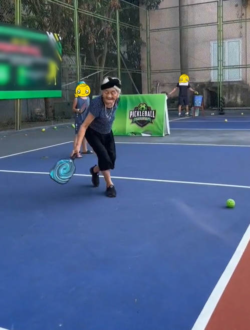 Xuất hiện cụ bà U100 ở Hà Tĩnh lăn xả trên sân chơi pickleball: Hé lộ lịch sinh hoạt "ăn đứt" Gen Z- Ảnh 2.