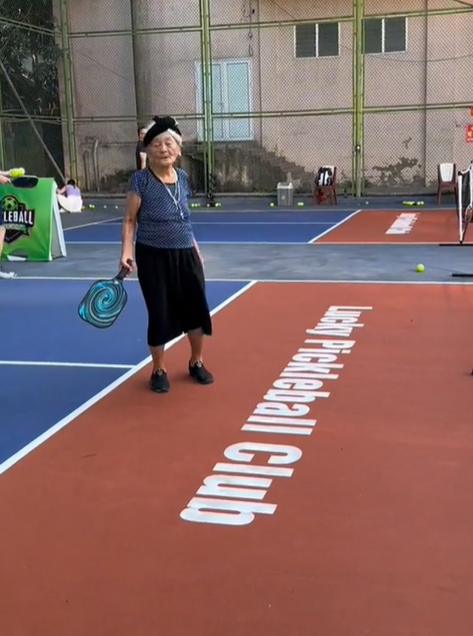 Xuất hiện cụ bà U100 ở Hà Tĩnh lăn xả trên sân chơi pickleball: Hé lộ lịch sinh hoạt "ăn đứt" Gen Z- Ảnh 3.