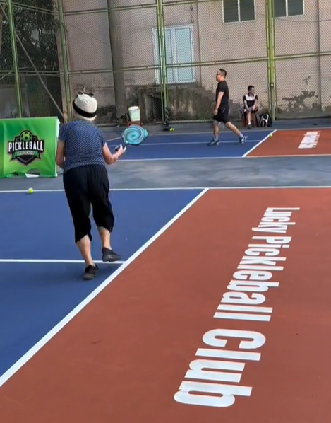 Xuất hiện cụ bà U100 ở Hà Tĩnh lăn xả trên sân chơi pickleball: Hé lộ lịch sinh hoạt "ăn đứt" Gen Z- Ảnh 1.